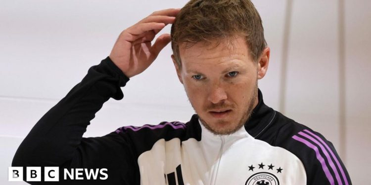 El entrenador de fútbol alemán condena la encuesta «racista» de la emisora