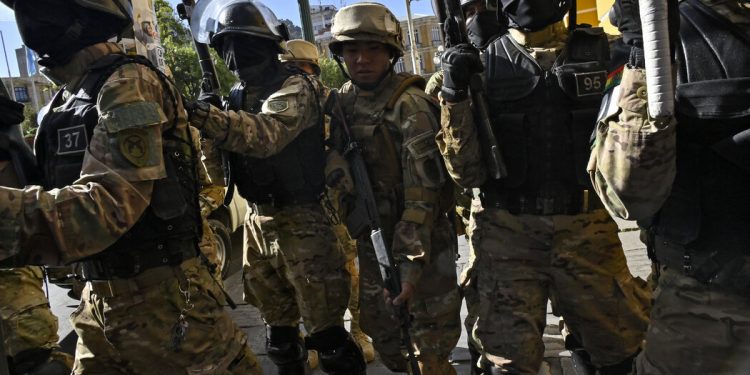 Soldados bolivianos se retiran y arrestan a general tras aparente intento de golpe de estado