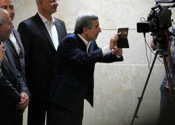 El ex presidente de Irán Ahmadinejad y el descalificado Larijani se inscriben para las elecciones |  Política Noticias