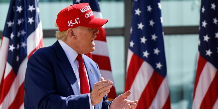 Trump dice que daría tarjetas verdes a graduados extranjeros de universidades estadounidenses |  Noticias de migración