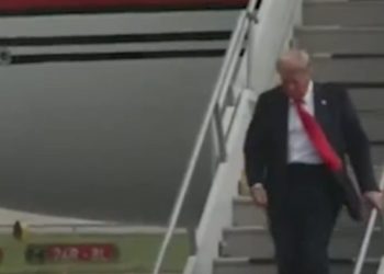 Trump apenas puede bajar las escaleras cuando llega al debate presidencial