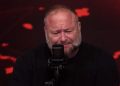 LOS FEDERALES INTENTAN CERRAR INFOWARS ESTA NOCHE – Alex Jones rompe a llorar en el programa en vivo – Video desgarrador – ¡Steve Bannon insta a Alex a llevarlos a los colchones!  |  El experto en puerta de enlace