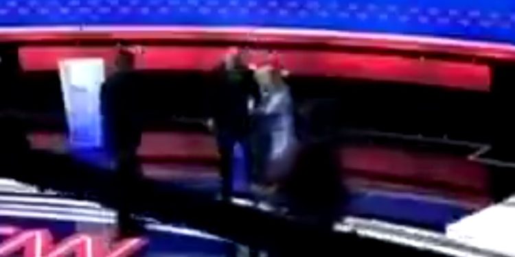 Triste final: Jill Biden ayuda a Joe, que padece demencia, a bajar del escenario después del debate (vídeo) | The Gateway Pundit