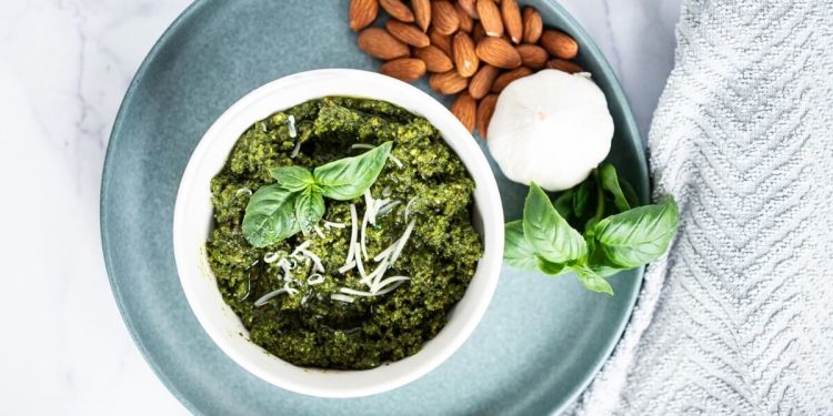 Receta de pesto de albahaca fresca