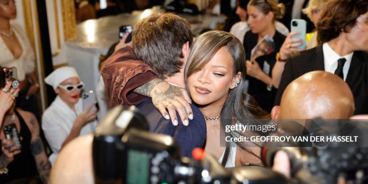 Rihanna llama la atención en el desfile de ropa masculina AWGE Primavera 2025 de A$AP Rocky