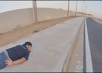 Contrabandista ilegal de extranjeros lidera al DPS de Texas en una persecución a alta velocidad, conduce por el lado equivocado de la carretera y se rescata (VIDEO) |  El experto en puerta de enlace