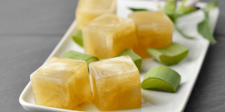 Cubitos de hielo calmantes para quemaduras solares a base de hierbas