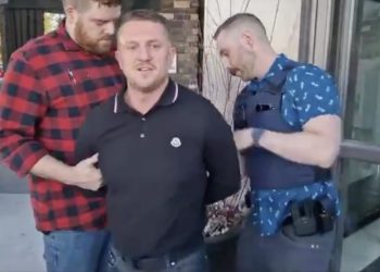 El activista británico Tommy Robinson arrestado en Canadá por policías encubiertos después de pronunciar un poderoso discurso sobre la censura y la extralimitación del gobierno |  El experto en puerta de enlace