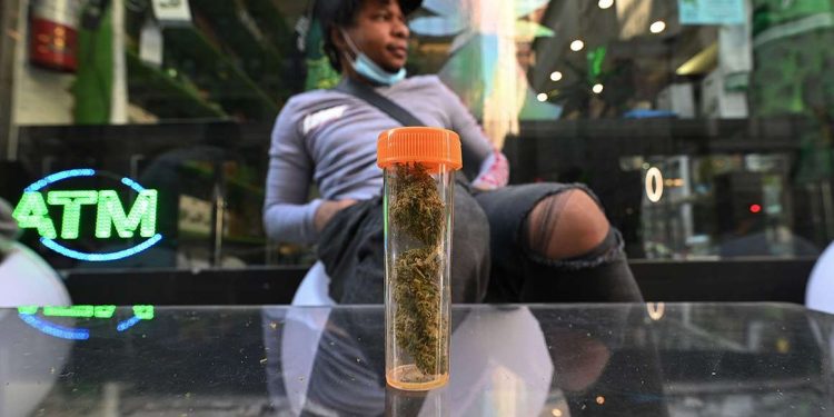Por qué las tiendas de marihuana sin licencia de Nueva York superan en número a los dispensarios legales