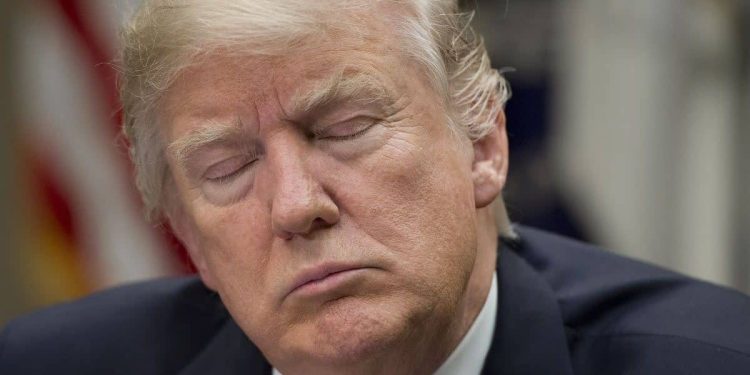 Trump parece perder el conocimiento durante la entrevista