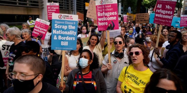 El Reino Unido planea gastar 10.000 millones de libras en un plan de deportación de Ruanda, según el ministro del Interior | Noticias sobre migración