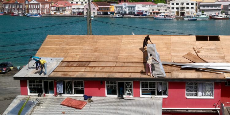 El huracán Beryl causó daños “inimaginables” en Granada, afirma líder