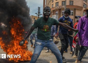 El presidente de Kenia despide a ministros por protestas contra los impuestos