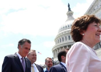 Hemos llegado al punto máximo de la locura: Aaron Sorkin sugiere reemplazar a Biden por Mitt Romney