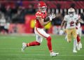 El receptor abierto de los Chiefs, Justin Watson, se lesiona el pie durante la práctica
