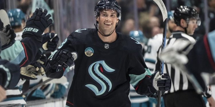 Kraken intercambia al defensor Brian Dumoulin con los Ducks por la selección de 2026