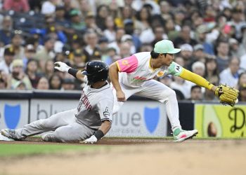 Manny Machado pega HR de 2 carreras en el noveno para llevar a los Padres a la victoria sobre los Diamondbacks