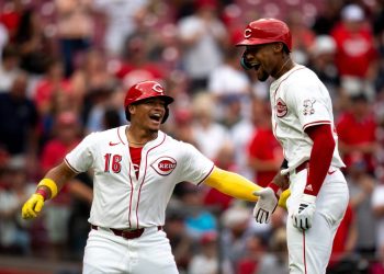 El novato Rece Hinds pega jonrón y los Rojos superan a los Rockies
