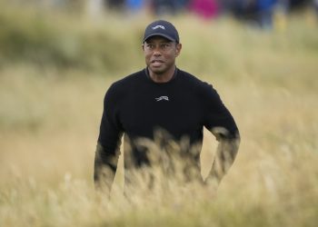 Tiger Woods se tambalea hasta 8 sobre par en la primera ronda del Open