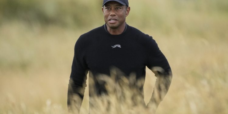 Tiger Woods se tambalea hasta 8 sobre par en la primera ronda del Open