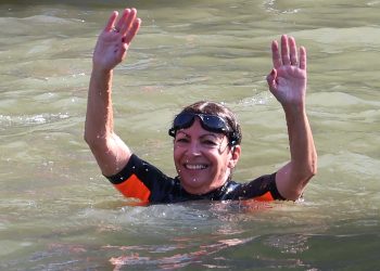 El alcalde de París se da un baño antes de los Juegos Olímpicos para demostrar que el Sena está limpio antes de los Juegos de 2024 | Noticias de los Juegos Olímpicos de París 2024