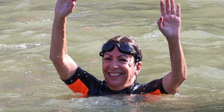 El alcalde de París se da un baño antes de los Juegos Olímpicos para demostrar que el Sena está limpio antes de los Juegos de 2024 | Noticias de los Juegos Olímpicos de París 2024