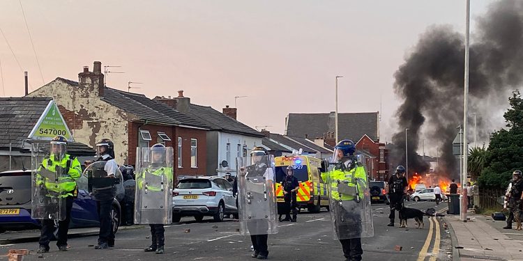 Manifestantes de extrema derecha atacan la mezquita de Southport y se enfrentan con la policía del Reino Unido | Noticias policiales