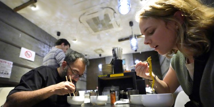 Ruidos estomacales: los restaurantes japoneses se enfrentan a las críticas por el aumento de los precios para los turistas | Turismo