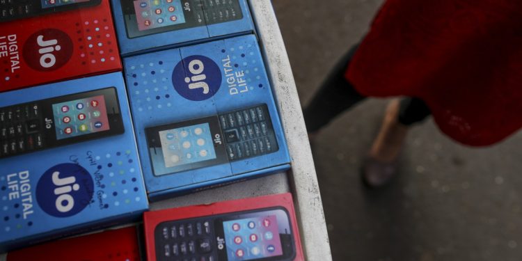 La India se aferra a los teléfonos baratos mientras las marcas luchan por atraer a nuevos compradores de teléfonos inteligentes