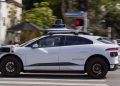 Las cámaras de Waymo captan imágenes de un hombre acusado de presuntamente cortar neumáticos de un robotaxi