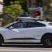 Las cámaras de Waymo captan imágenes de un hombre acusado de presuntamente cortar neumáticos de un robotaxi
