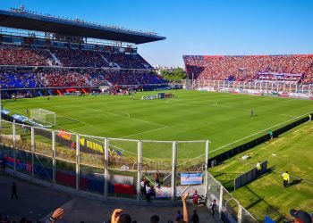 Un mochilero se sumerge en los estadios de Sudamérica