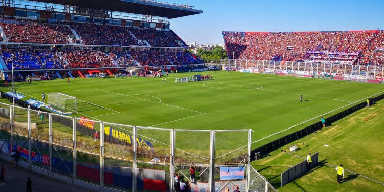 Un mochilero se sumerge en los estadios de Sudamérica