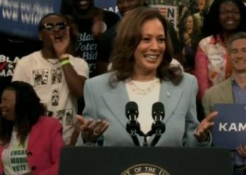 Kamala Harris mira a la cámara y humilla a Trump en Atlanta
