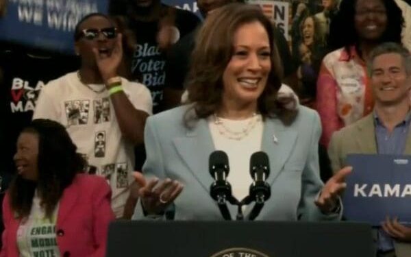 Kamala Harris mira a la cámara y humilla a Trump en Atlanta