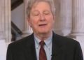 El senador John Kennedy intentó atacar a Kamala Harris en Fox News y no le salió bien
