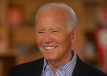 Se burlan de la Casa Blanca por celebrar lo que llaman la conferencia de prensa del presidente Biden