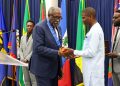 El jugador de críquet guyanés Sir Clive Lloyd recibe el máximo honor de Caricom