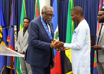 El jugador de críquet guyanés Sir Clive Lloyd recibe el máximo honor de Caricom
