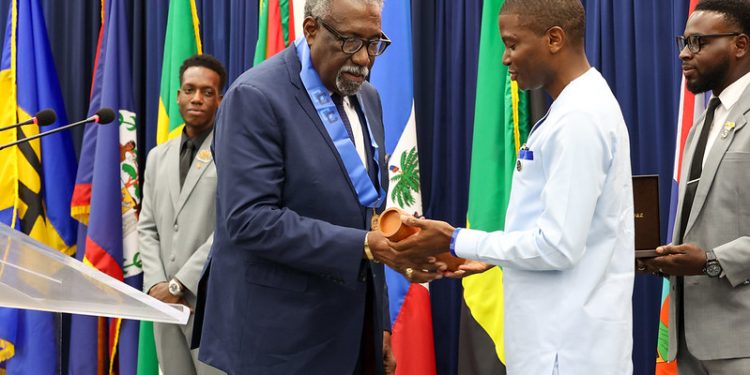 El jugador de críquet guyanés Sir Clive Lloyd recibe el máximo honor de Caricom