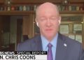 Chris Coons llora mientras habla sobre la actualización de la campaña de Biden