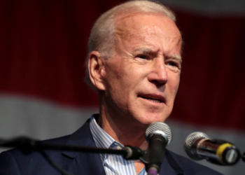 Los asesores de Biden le están dando al presidente hojas de trucos con imágenes grandes para ayudarlo a subir al podio en los eventos de discursos: informe