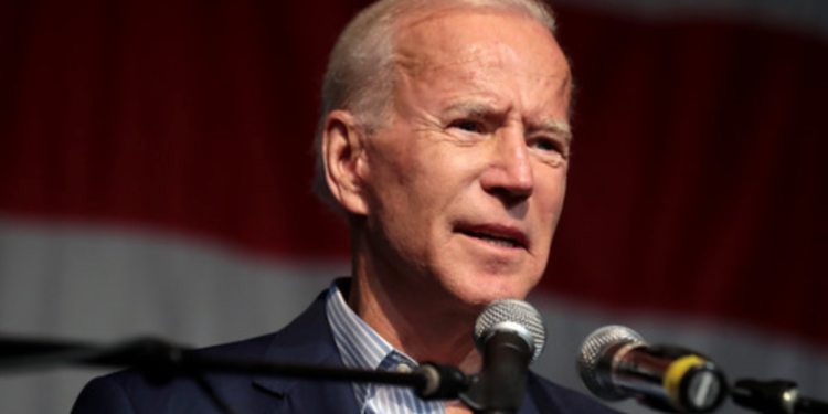 Los asesores de Biden le están dando al presidente hojas de trucos con imágenes grandes para ayudarlo a subir al podio en los eventos de discursos: informe
