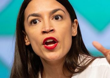 AOC amenaza con destituir a los jueces de la Corte Suprema tras su fallo sobre la inmunidad de Trump