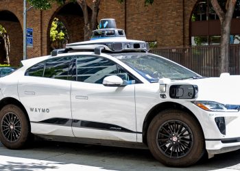 Waymo demanda a personas que supuestamente destrozaron y cortaron sus robotaxis