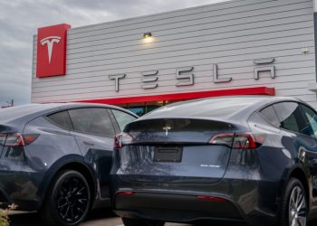 Tesla retira 1,8 millones de vehículos por un problema en el capó