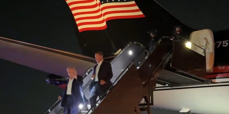 ¡Ése es nuestro presidente! Trump regresa a casa después de un intento de asesinato y saluda a la cámara (VIDEO) | The Gateway Pundit