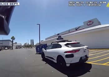 La policía de Phoenix detiene a un robotaxi de Waymo tras circular por el carril equivocado