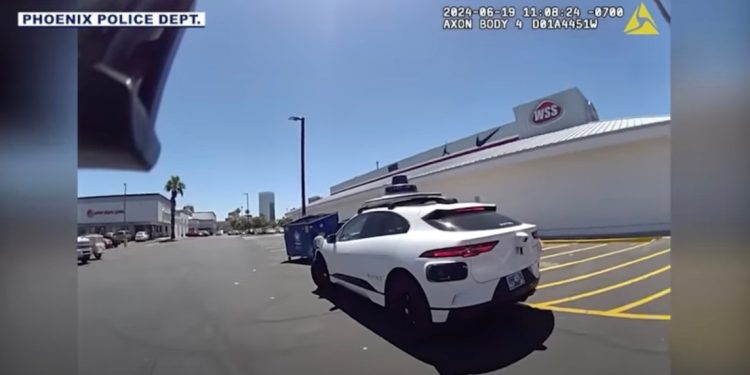 La policía de Phoenix detiene a un robotaxi de Waymo tras circular por el carril equivocado