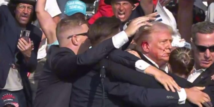 Trump ensangrentado en un posible intento de asesinato en un mitin en Butler, Pensilvania